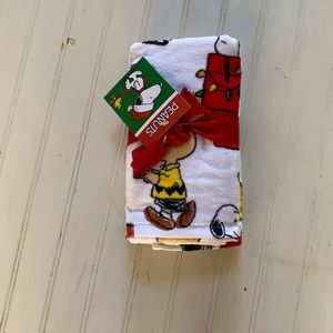 Peanuts: Christmas theme hand towels.
